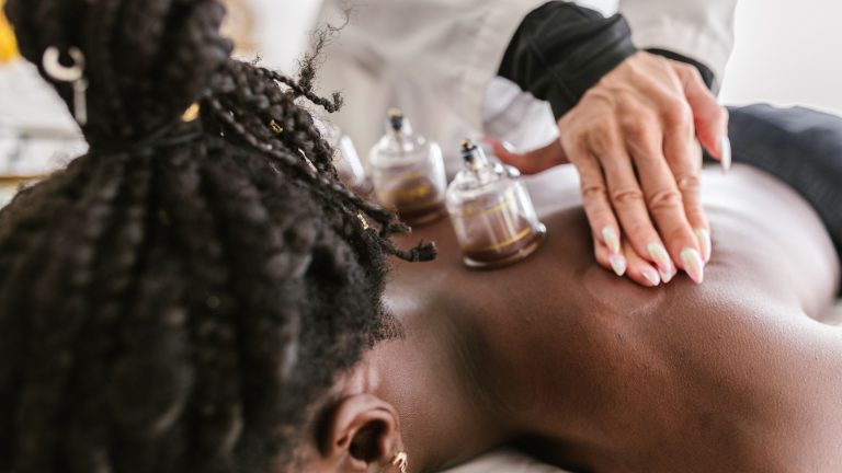 Cupping therapy en français : bienfaits, prix et précautions